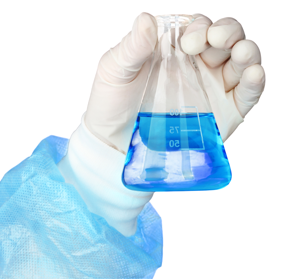 Profissional segurando um erlenmeyer com amostra de água para análise